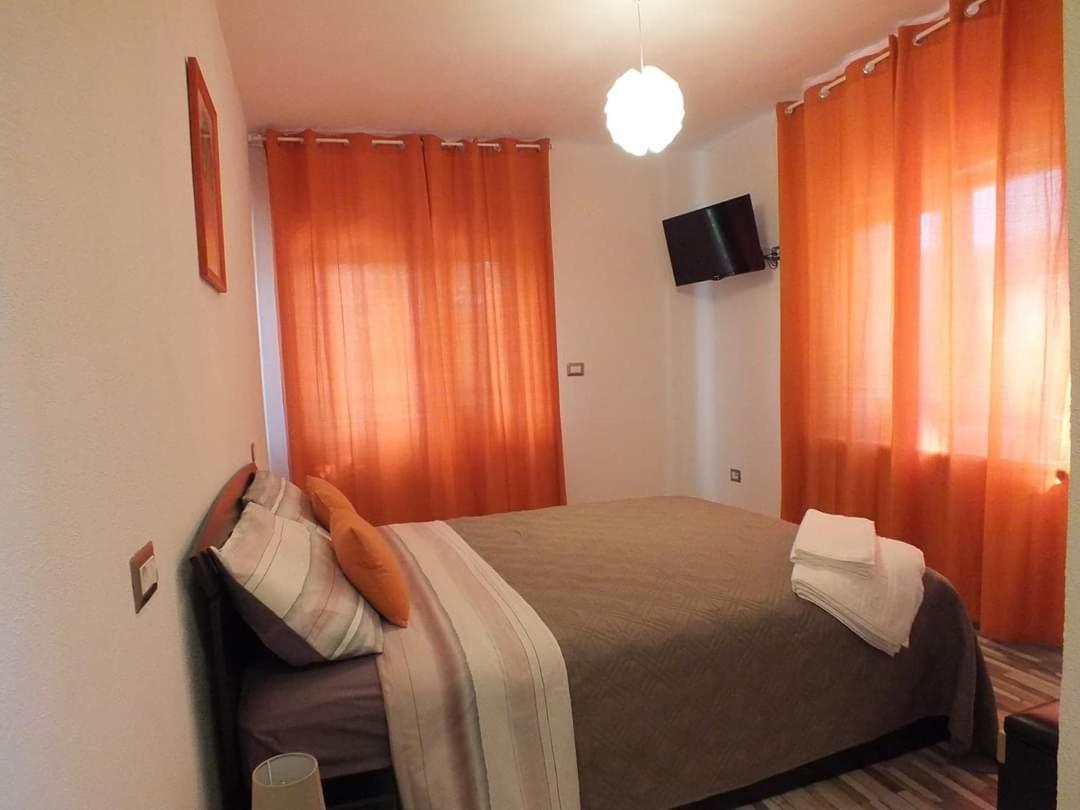 Camere De Inchiriat Livada Cu Meri Căpăţîneni-Ungureni Esterno foto