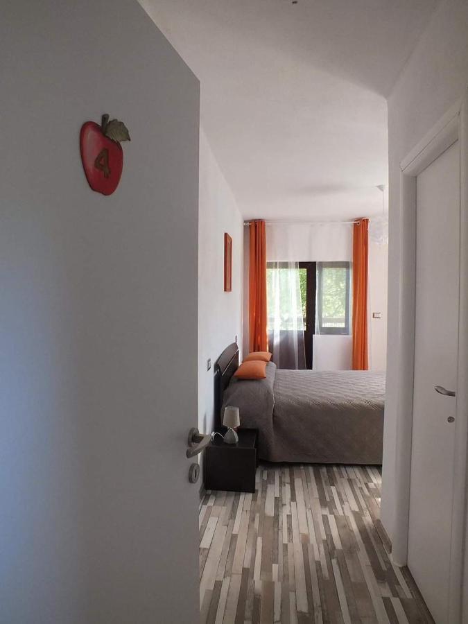 Camere De Inchiriat Livada Cu Meri Căpăţîneni-Ungureni Esterno foto