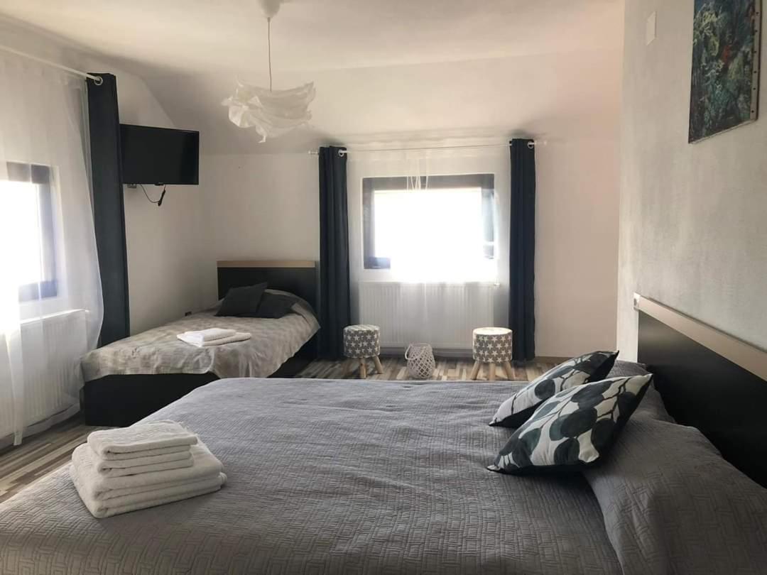 Camere De Inchiriat Livada Cu Meri Căpăţîneni-Ungureni Esterno foto